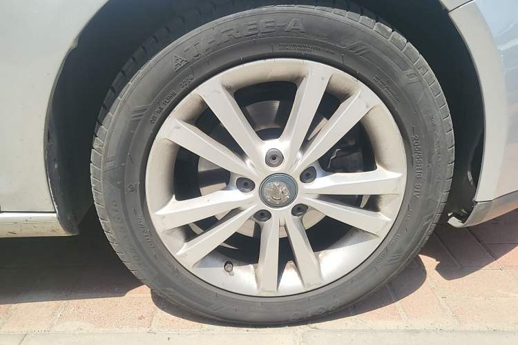 Used Volkswagen Sagitar 2011 1.6L Automatic Comfort Edition Right Front Wheel Hub