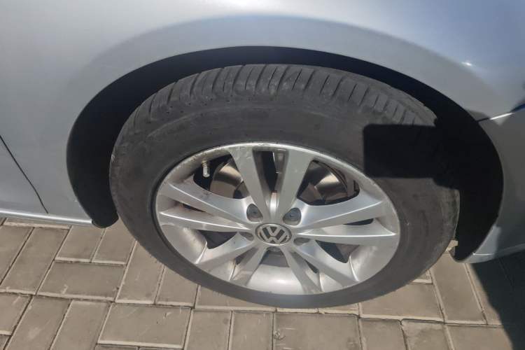 Used Volkswagen Sagitar 2011 1.6L Automatic Comfort Edition Right Front Wheel Hub