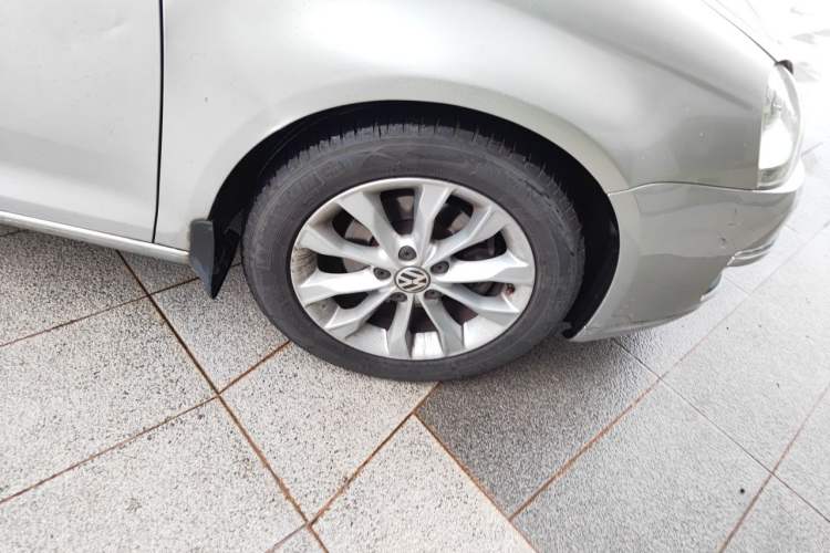 Used Volkswagen Sagitar 2011 1.6L Automatic Special Edition Right Front Wheel Hub