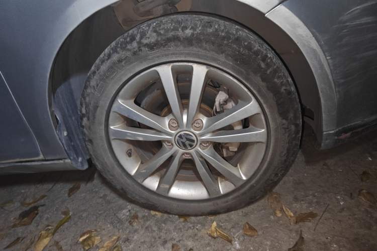 Used Volkswagen Sagitar 2011 1.4 TSI Automatic Luxury Edition Right Front Wheel Hub