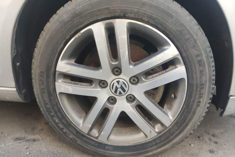Used Volkswagen Sagitar 2011 1.4 TSI Manual Luxury Edition Right Front Wheel Hub
