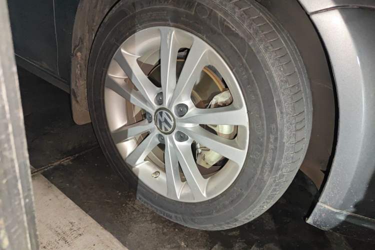 Used Volkswagen Sagitar 2011 1.4 TSI Automatic Luxury Edition Right Front Wheel Hub