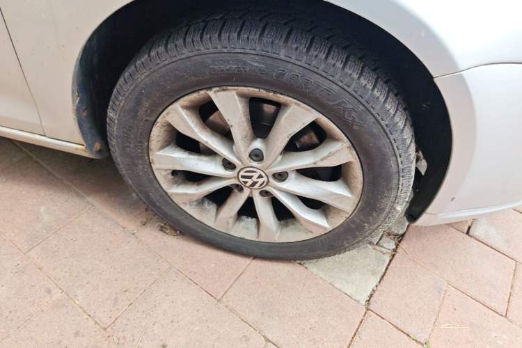 Used Volkswagen Sagitar 2011 1.6L Automatic Special Edition Right Front Wheel Hub