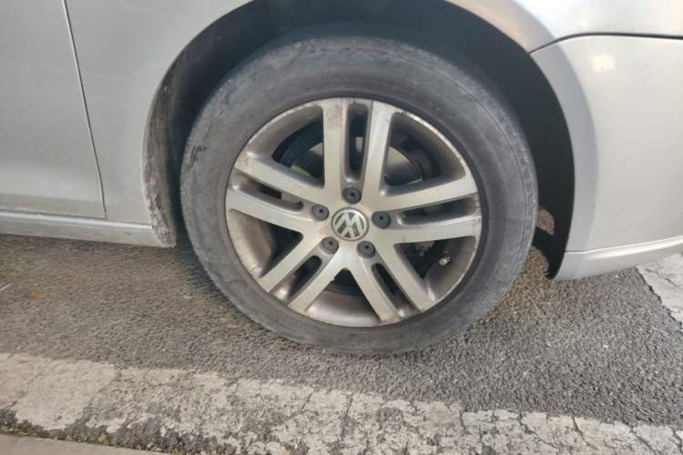 Used Volkswagen Sagitar 2011 1.6L Manual Comfort Version Right Front Wheel Hub