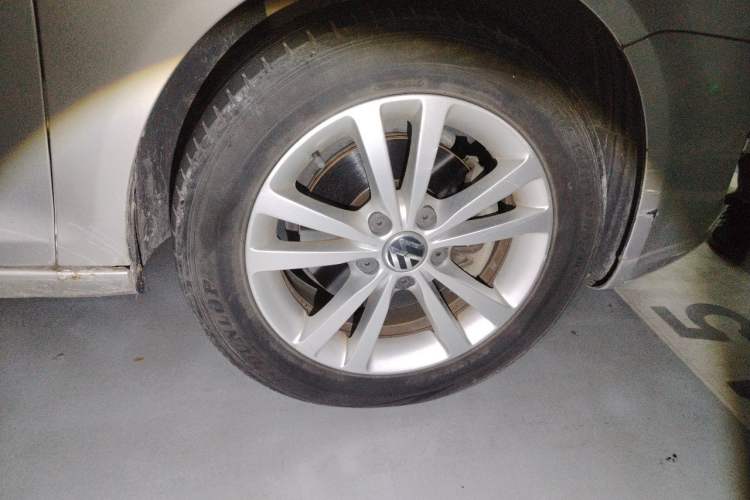 Used Volkswagen Sagitar 2011 1.4 TSI Automatic Tech Model Right Front Wheel Hub