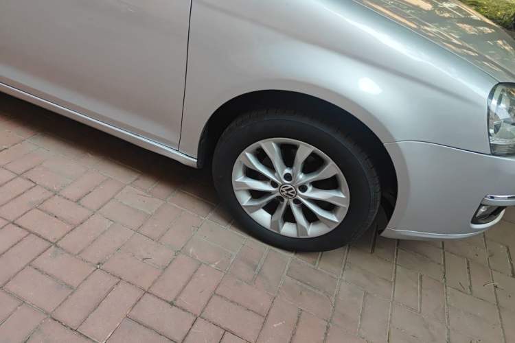 Used Volkswagen Sagitar 2011 1.6L Automatic Special Edition Right Front Wheel Hub