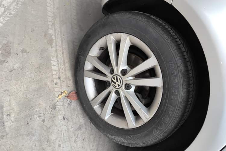 Used Volkswagen Sagitar 2011 1.4 TSI Automatic Tech Model Right Rear Wheel Hub