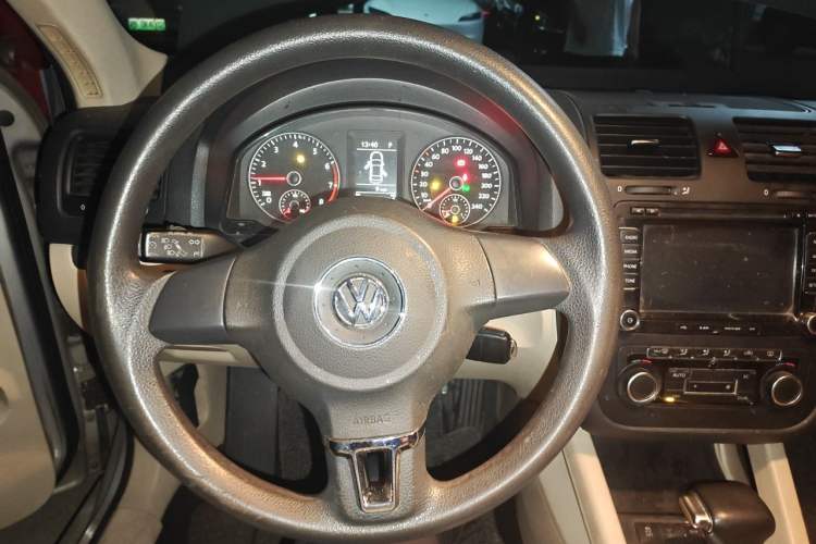 Used Volkswagen Sagitar 2011 1.4 TSI Automatic Luxury Edition Steering Wheel