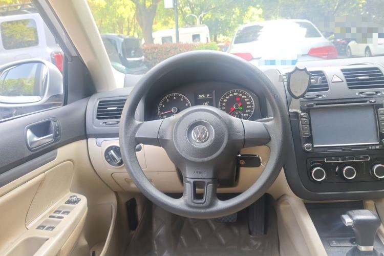 Used Volkswagen Sagitar 2011 1.6L Automatic Fashion Edition Steering Wheel