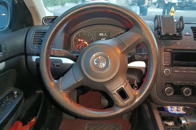Used Volkswagen Sagitar 2011 1.6L Automatic Fashion Edition Steering Wheel