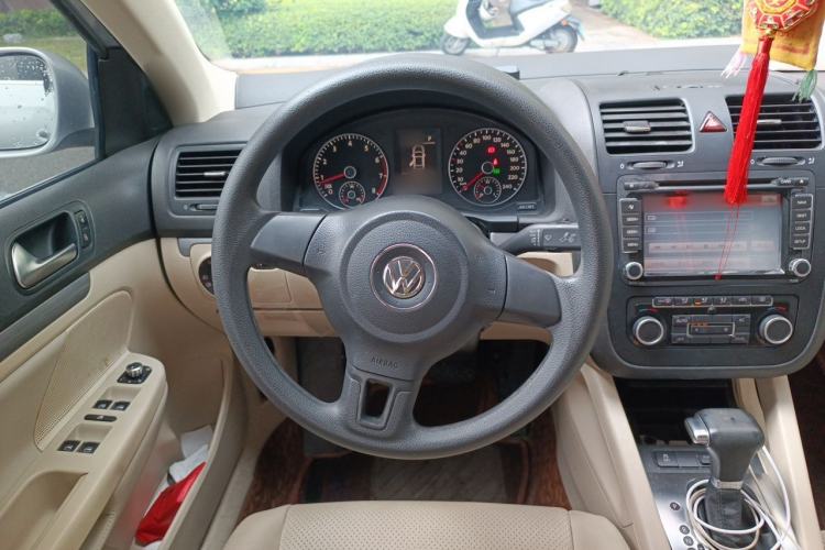 Used Volkswagen Sagitar 2011 1.4 TSI Automatic Luxury Edition Steering Wheel
