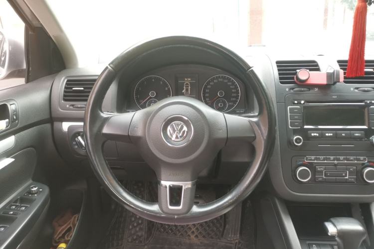 Used Volkswagen Sagitar 2011 1.4 TSI Automatic Luxury Edition Steering Wheel