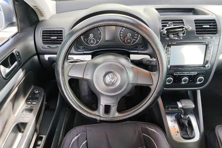 Used Volkswagen Sagitar 2011 1.6L Automatic Comfort Edition Steering Wheel
