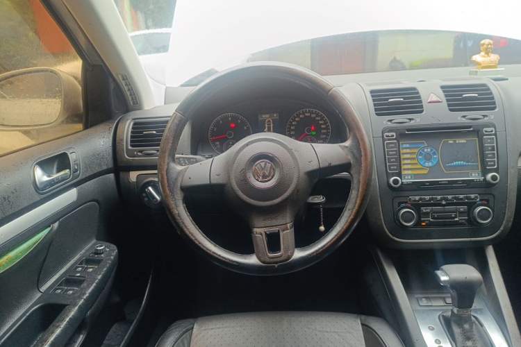 Used Volkswagen Sagitar 2011 1.4 TSI Automatic Luxury Edition Steering Wheel