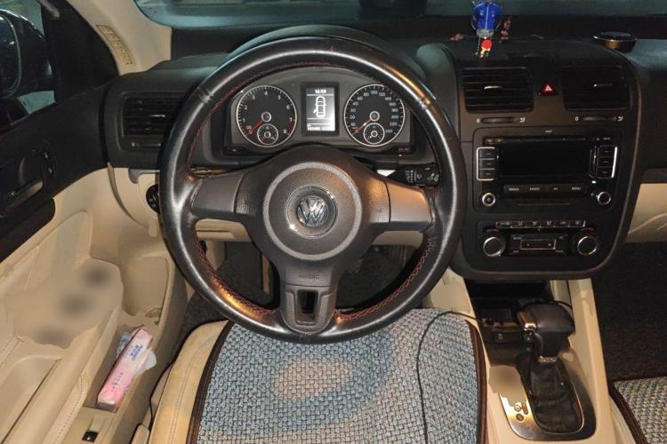 Used Volkswagen Sagitar 2011 1.4 TSI Automatic Luxury Edition Steering Wheel