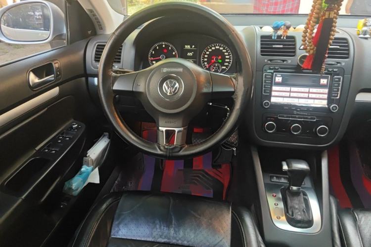 Used Volkswagen Sagitar 2011 1.6L Automatic Special Edition Steering Wheel