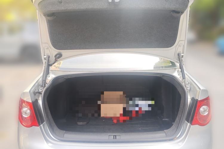 Used Volkswagen Sagitar 2011 1.6L Automatic Fashion Edition Trunk