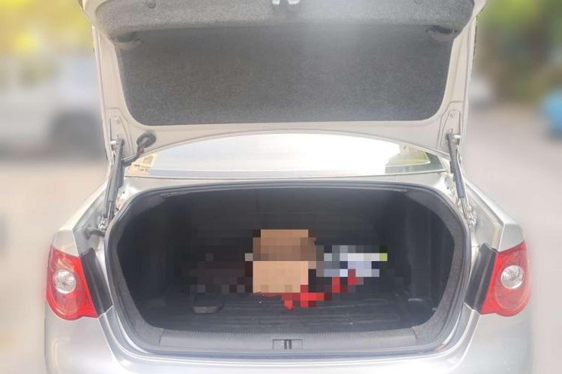 Used Volkswagen Sagitar 2011 1.6L Automatic Fashion Edition Trunk