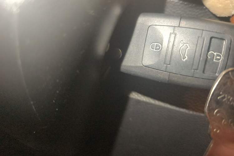 Used Volkswagen Sagitar 2011 1.6L Automatic Special Edition Vehicle Key