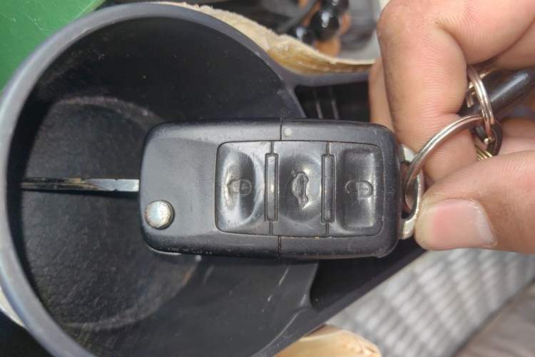 Used Volkswagen Sagitar 2011 1.6L Automatic Fashion Edition Vehicle Key