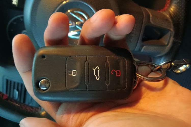 Used Volkswagen Sagitar 2011 1.6L Automatic Fashion Edition Vehicle Key