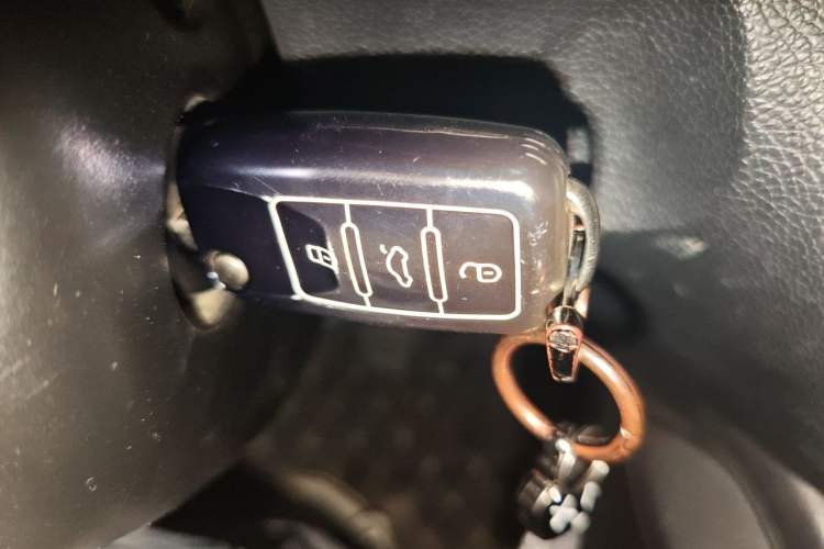 Used Volkswagen Sagitar 2011 1.6L Manual Fashion Edition Vehicle Key