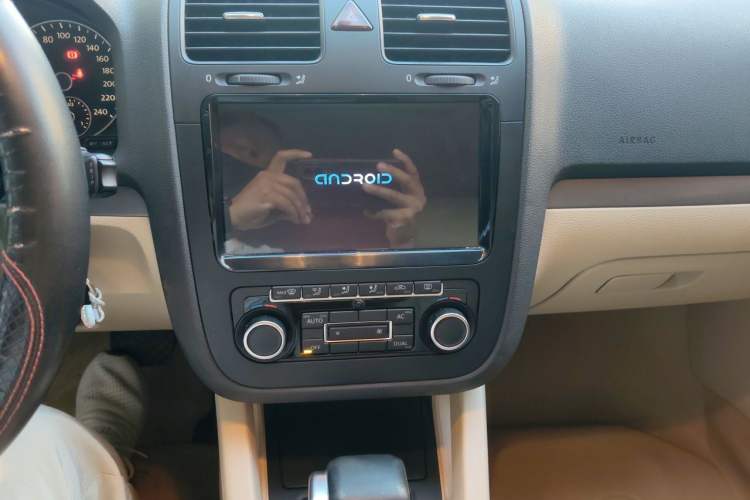 Used Volkswagen Sagitar 2011 1.4 TSI Automatic Tech Model Audio And AC Panel