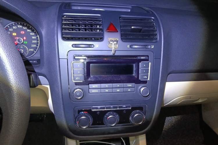 Used Volkswagen Sagitar 2011 1.6L Automatic Fashion Edition Audio And AC Panel