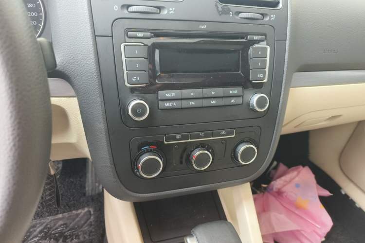 Used Volkswagen Sagitar 2011 1.6L Automatic Comfort Edition Audio And AC Panel