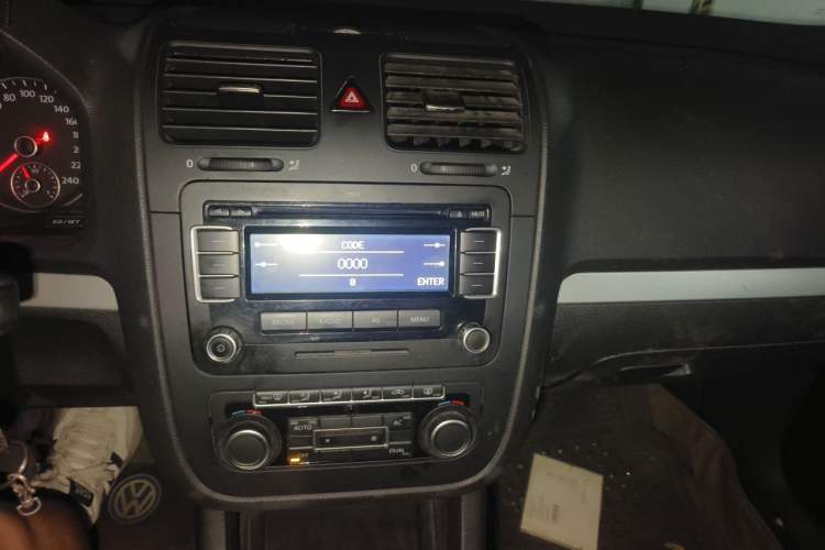 Used Volkswagen Sagitar 2011 1.4 TSI Automatic Tech Model Audio And AC Panel