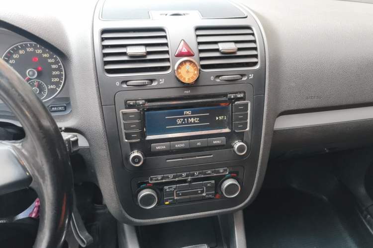 Used Volkswagen Sagitar 2011 1.4 TSI Automatic Luxury Edition Audio And AC Panel