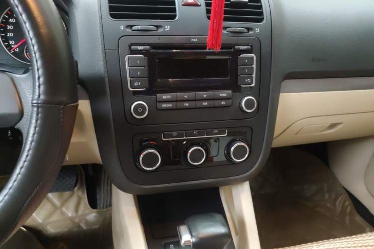 Used Volkswagen Sagitar 2011 1.6L Automatic Comfort Edition Audio And AC Panel