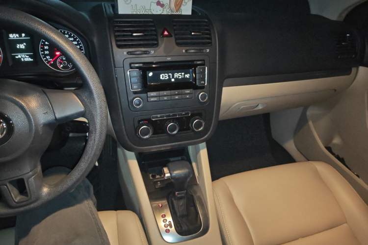 Used Volkswagen Sagitar 2011 1.6L Automatic Fashion Edition Audio And AC Panel