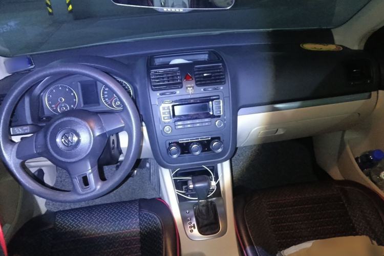 Used Volkswagen Sagitar 2011 1.6L Automatic Fashion Edition Center Console