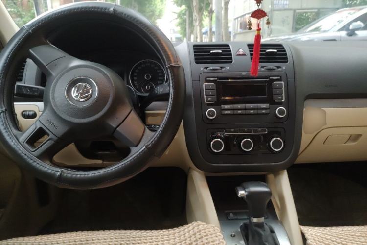 Used Volkswagen Sagitar 2011 1.6L Automatic Comfort Edition Center Console