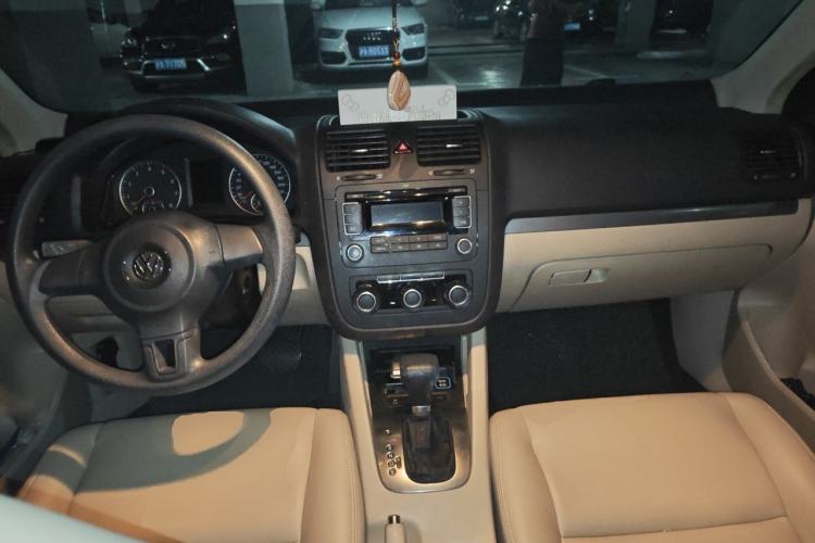 Used Volkswagen Sagitar 2011 1.6L Automatic Fashion Edition Center Console