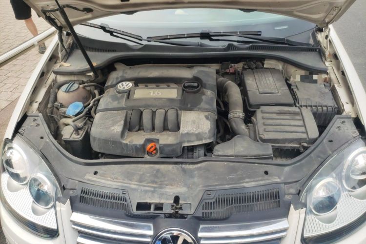 Used Volkswagen Sagitar 2011 1.6L Automatic Comfort Edition Engine Bay