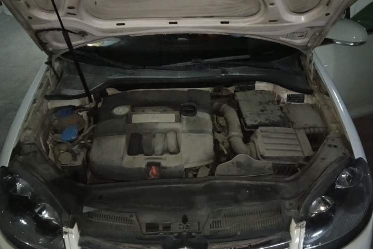 Used Volkswagen Sagitar 2011 1.6L Automatic Fashion Edition Engine Bay