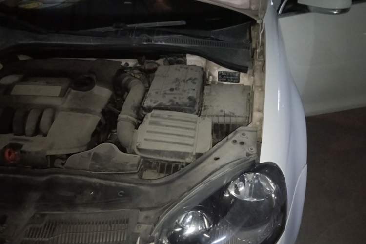 Used Volkswagen Sagitar 2011 1.6L Automatic Fashion Edition Engine Bay Left