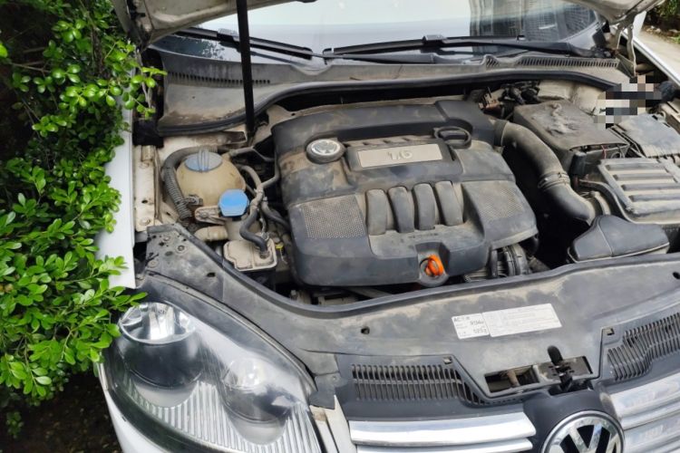 Used Volkswagen Sagitar 2011 1.6L Manual Comfort Version Engine Bay Right