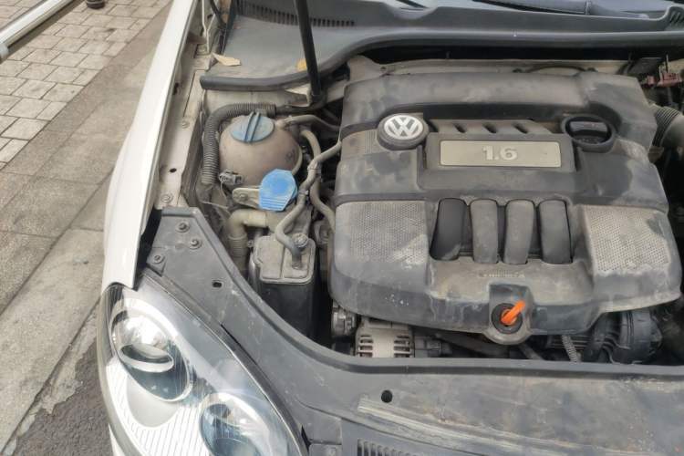 Used Volkswagen Sagitar 2011 1.6L Automatic Comfort Edition Engine Bay Right