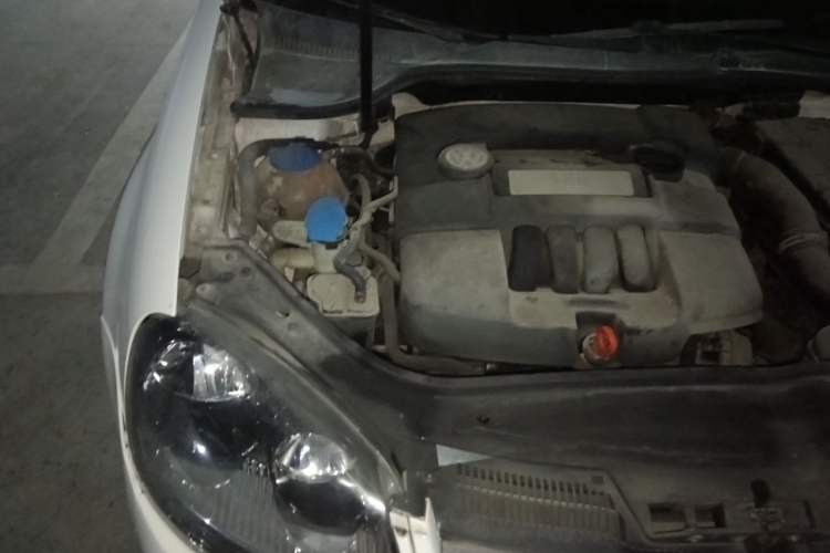 Used Volkswagen Sagitar 2011 1.6L Automatic Fashion Edition Engine Bay Right