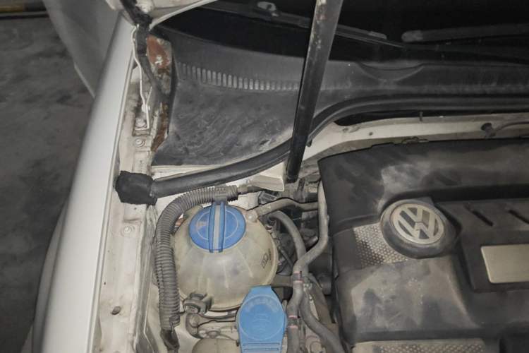 Used Volkswagen Sagitar 2011 1.6L Automatic Fashion Edition Engine Bay Right