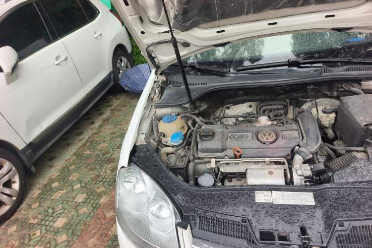 Used Volkswagen Sagitar 2011 1.4 TSI Manual Luxury Edition Engine Bay Right