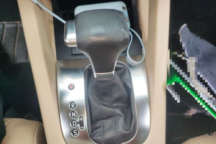 Used Volkswagen Sagitar 2011 1.6L Automatic Comfort Edition Gear Lever
