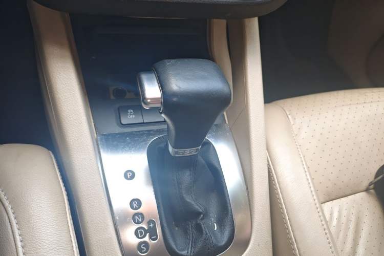 Used Volkswagen Sagitar 2011 1.4 TSI Automatic Luxury Edition Gear Lever