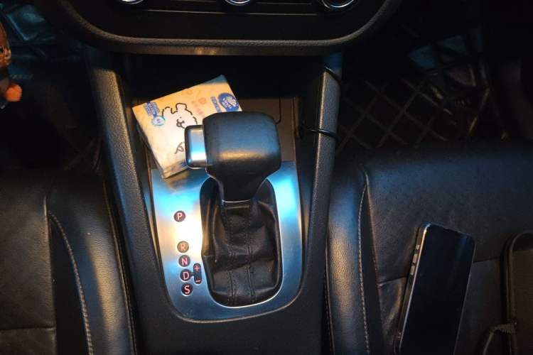 Used Volkswagen Sagitar 2011 1.6L Automatic Special Edition Gear Lever