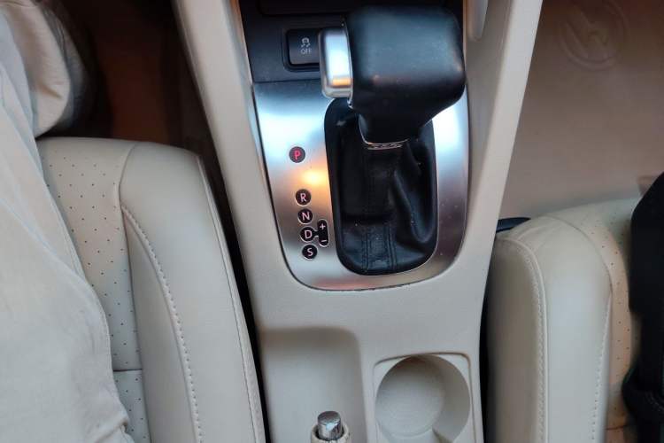 Used Volkswagen Sagitar 2011 1.4 TSI Automatic Tech Model Gear Lever