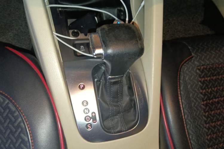 Used Volkswagen Sagitar 2011 1.6L Automatic Fashion Edition Gear Lever