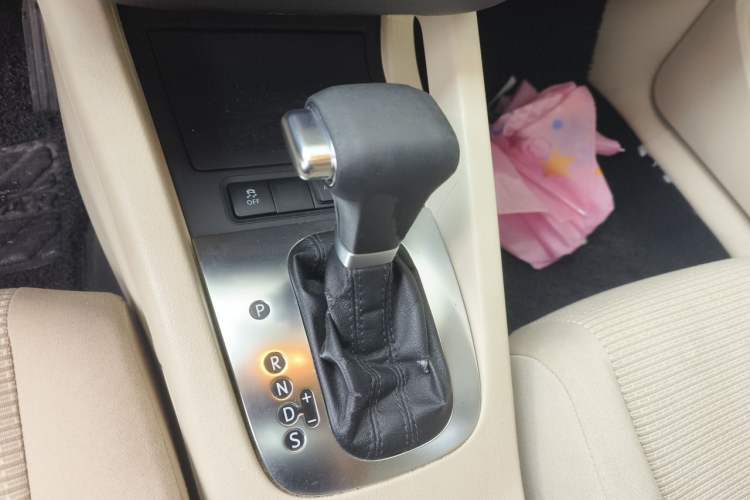 Used Volkswagen Sagitar 2011 1.6L Automatic Comfort Edition Gear Lever